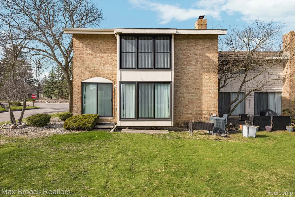 7451 Pebble Point West Bloomfield Charter Township MI 48322