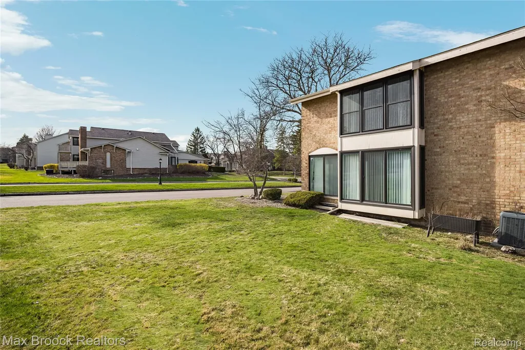 7451 Pebble Point West Bloomfield Charter Township MI 48322