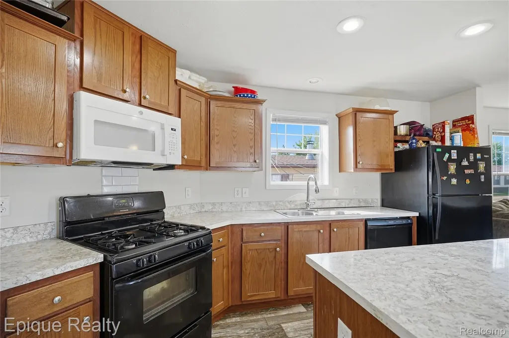 15346 Enchante Clinton Charter Township MI 48038