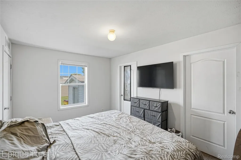 15346 Enchante Clinton Charter Township MI 48038