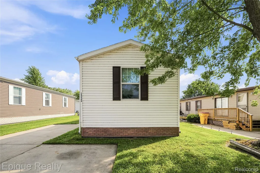 15346 Enchante Clinton Charter Township MI 48038