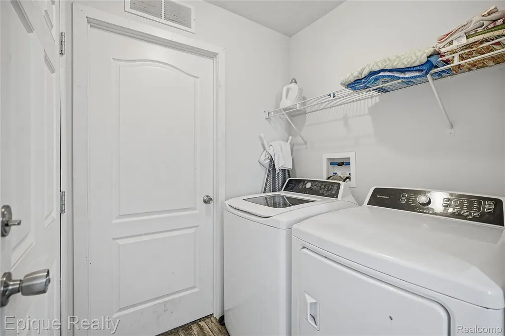 15346 Enchante Clinton Charter Township MI 48038