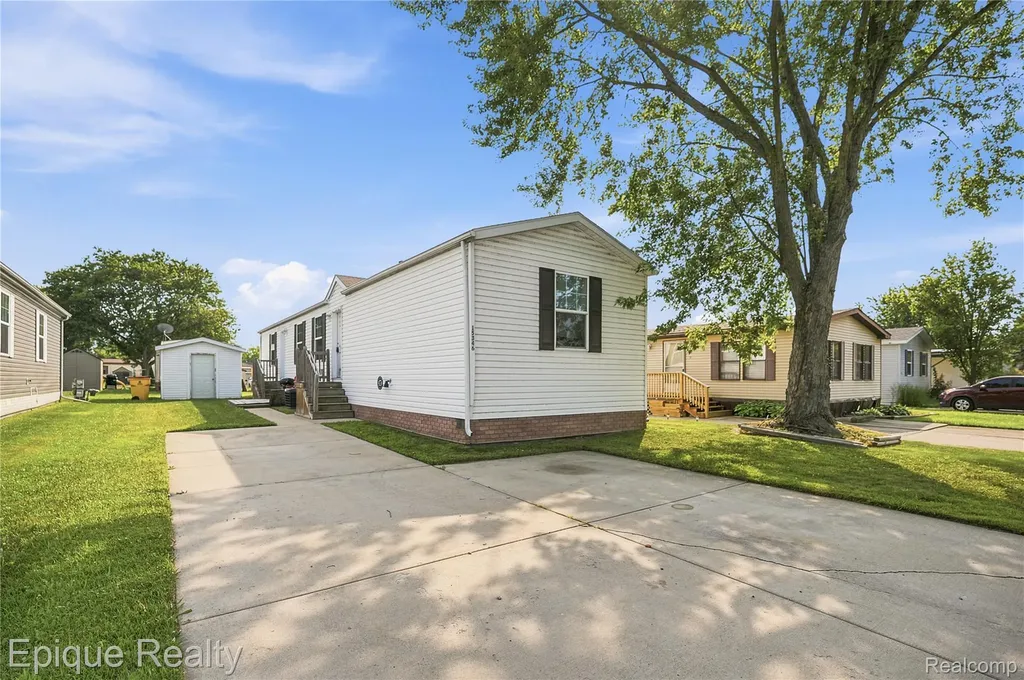 15346 Enchante Clinton Charter Township MI 48038