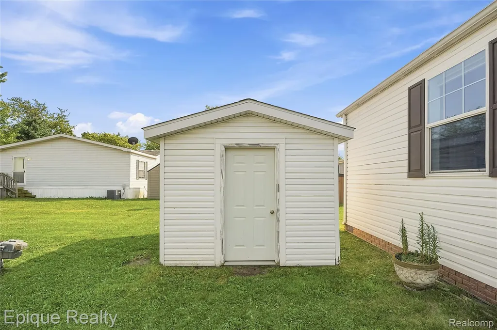 15346 Enchante Clinton Charter Township MI 48038