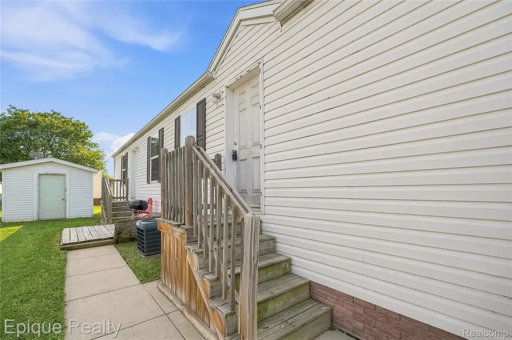 15346 Enchante Clinton Charter Township MI 48038