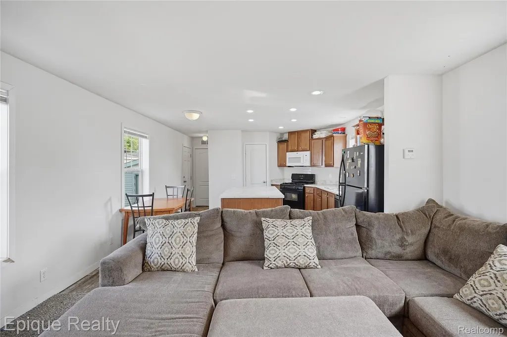 15346 Enchante Clinton Charter Township MI 48038