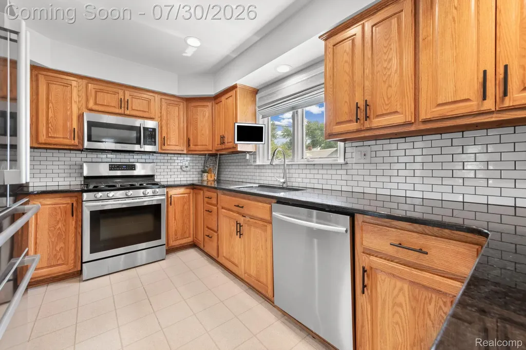 1198 Ashley Drive Troy City MI 48085