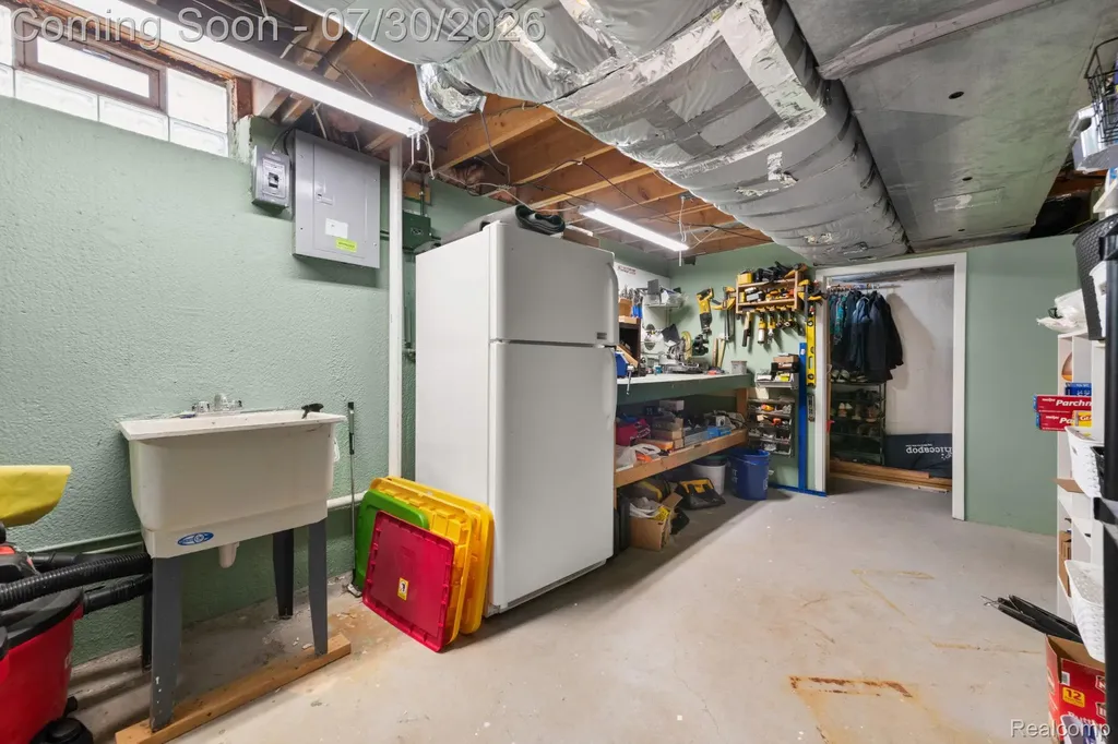 1198 Ashley Drive Troy City MI 48085