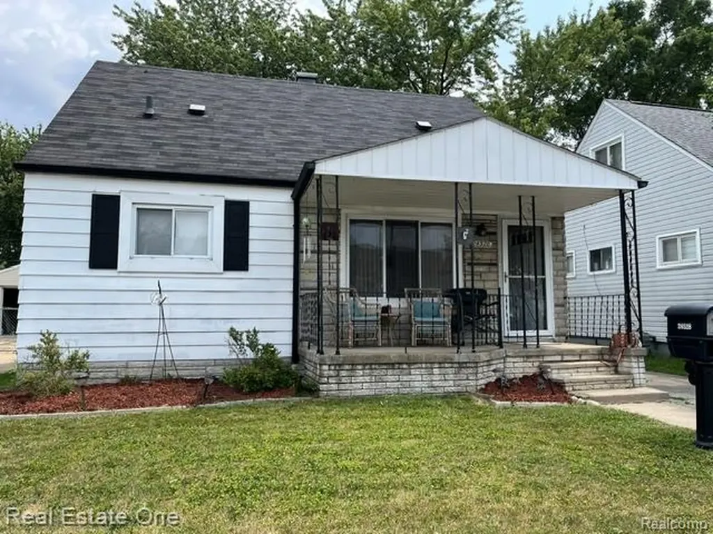 24528 Berry Avenue Warren City MI 48089