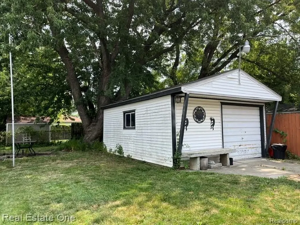 24528 Berry Avenue Warren City MI 48089