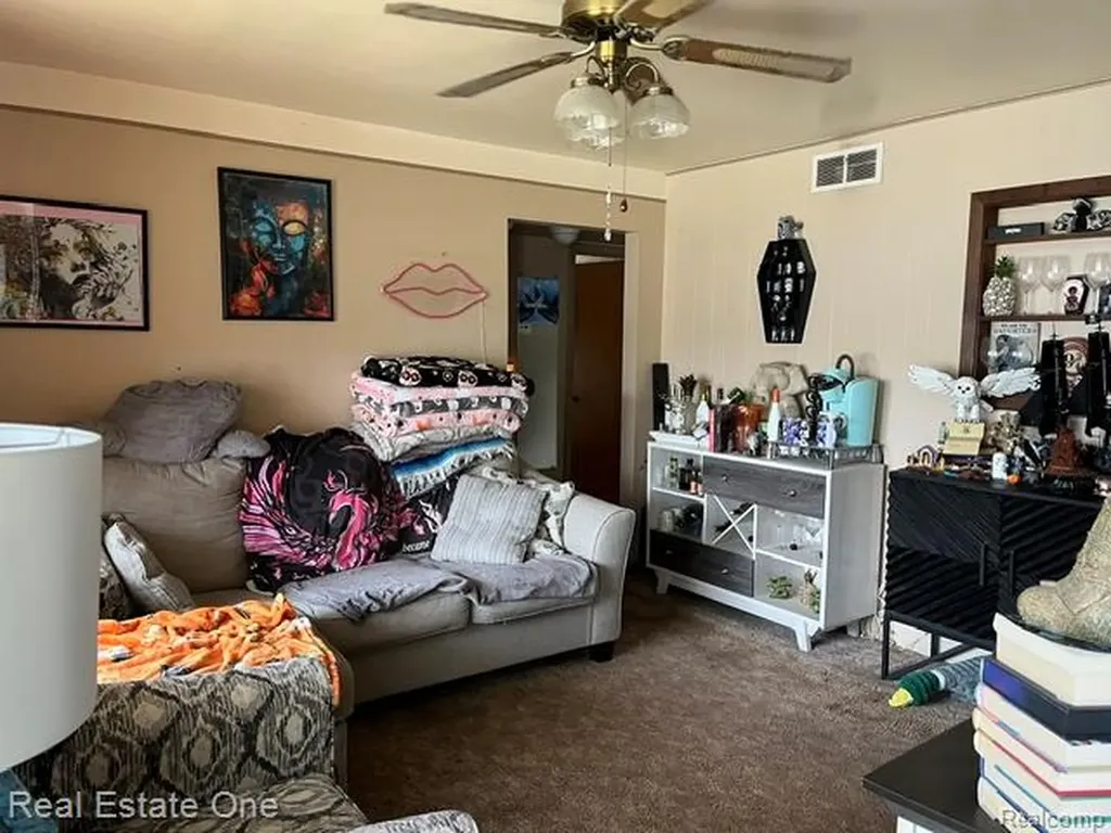 24528 Berry Avenue Warren City MI 48089
