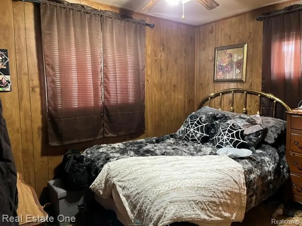 24528 Berry Avenue Warren City MI 48089