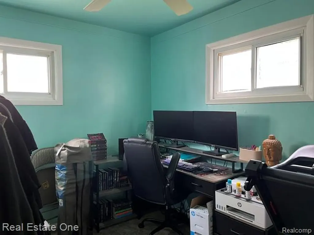 24528 Berry Avenue Warren City MI 48089