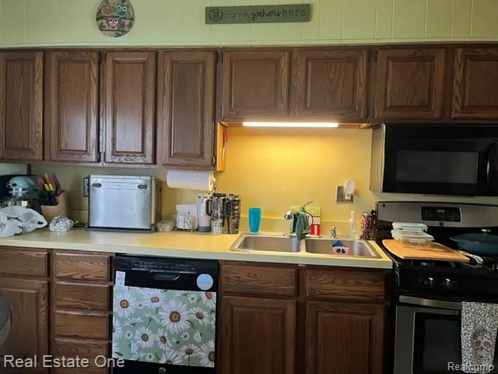 24528 Berry Avenue Warren City MI 48089