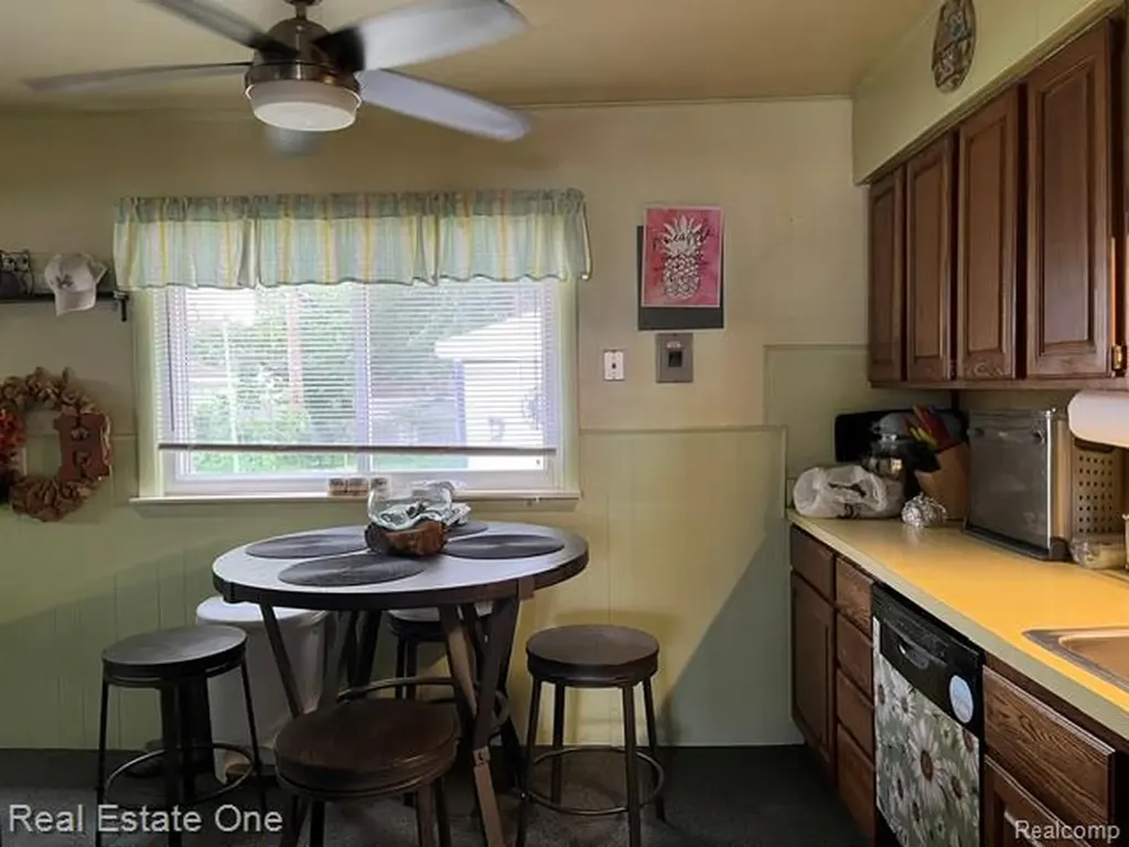 24528 Berry Avenue Warren City MI 48089