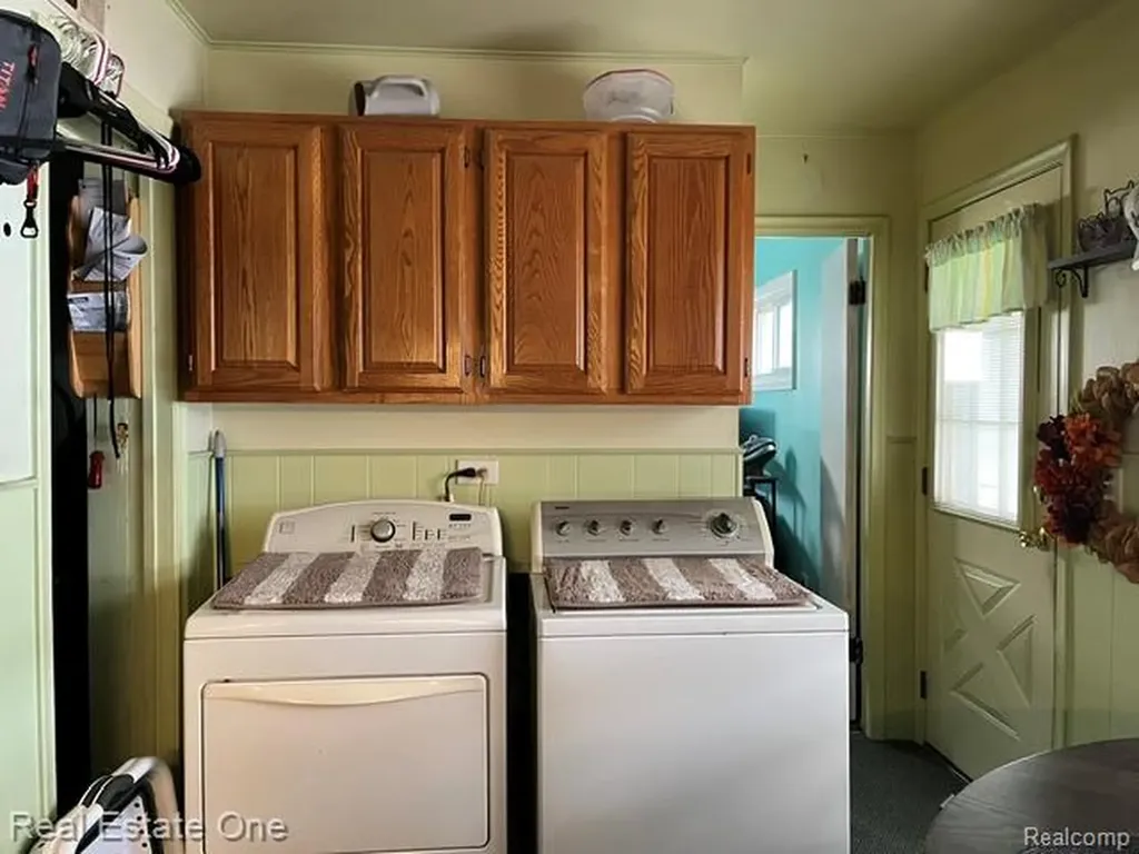 24528 Berry Avenue Warren City MI 48089