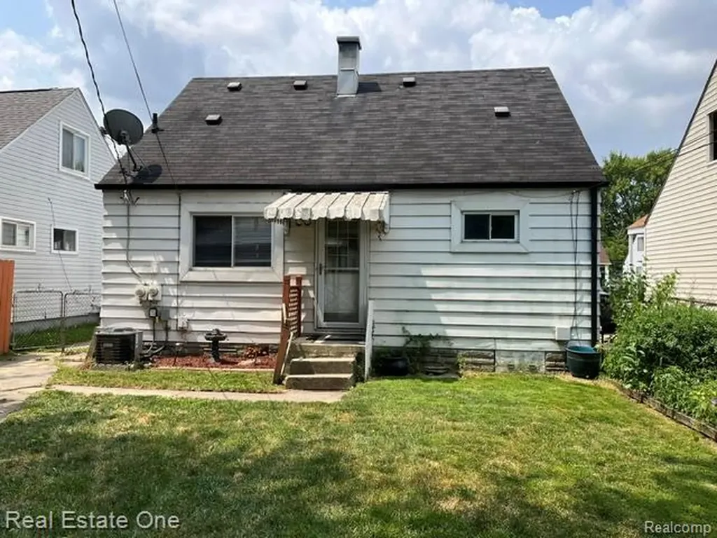24528 Berry Avenue Warren City MI 48089