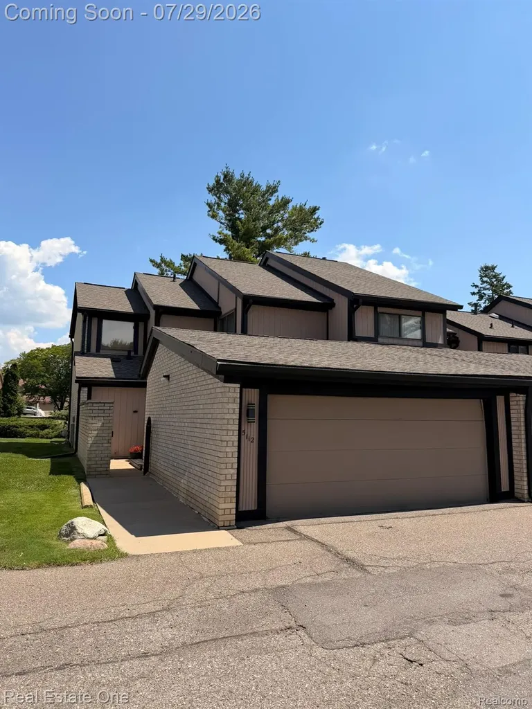 5112 Rock Run Street West Bloomfield Charter Township MI 48322