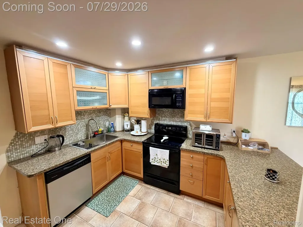 5112 Rock Run Street West Bloomfield Charter Township MI 48322