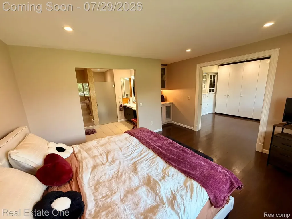 5112 Rock Run Street West Bloomfield Charter Township MI 48322