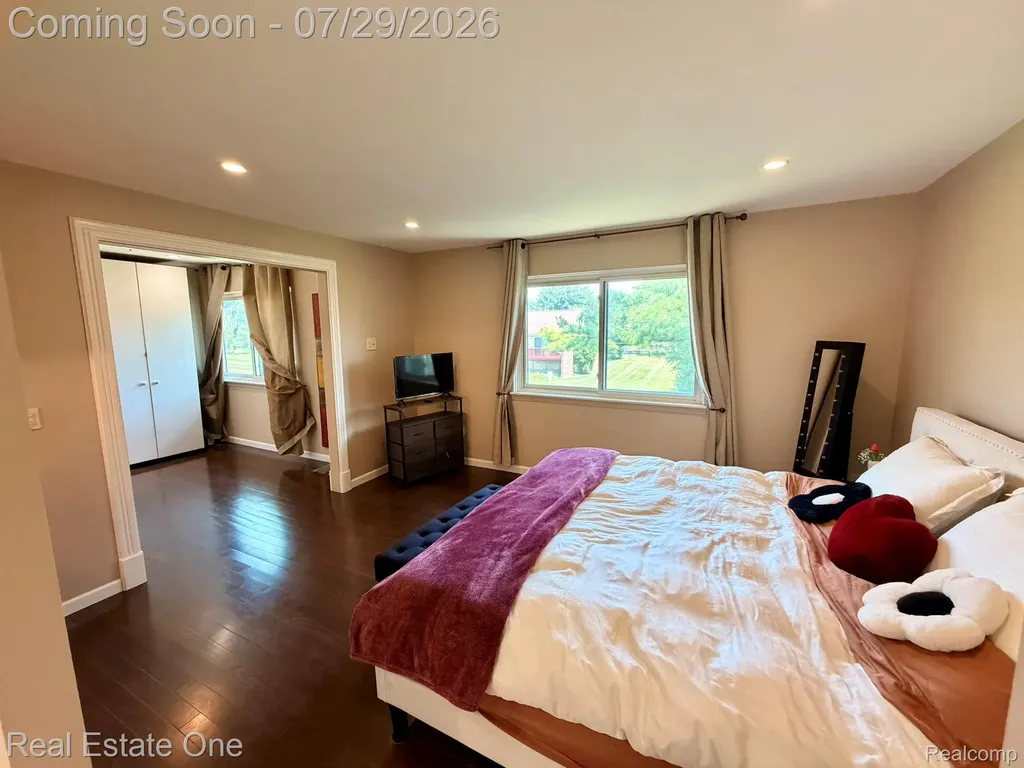 5112 Rock Run Street West Bloomfield Charter Township MI 48322