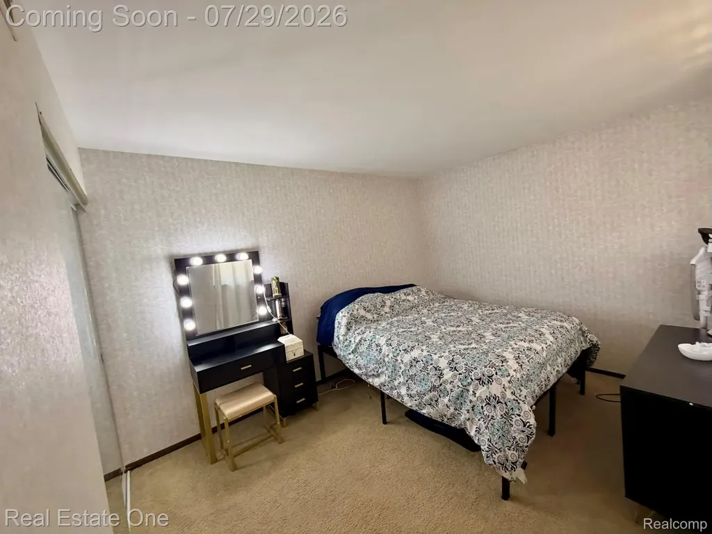 5112 Rock Run Street West Bloomfield Charter Township MI 48322
