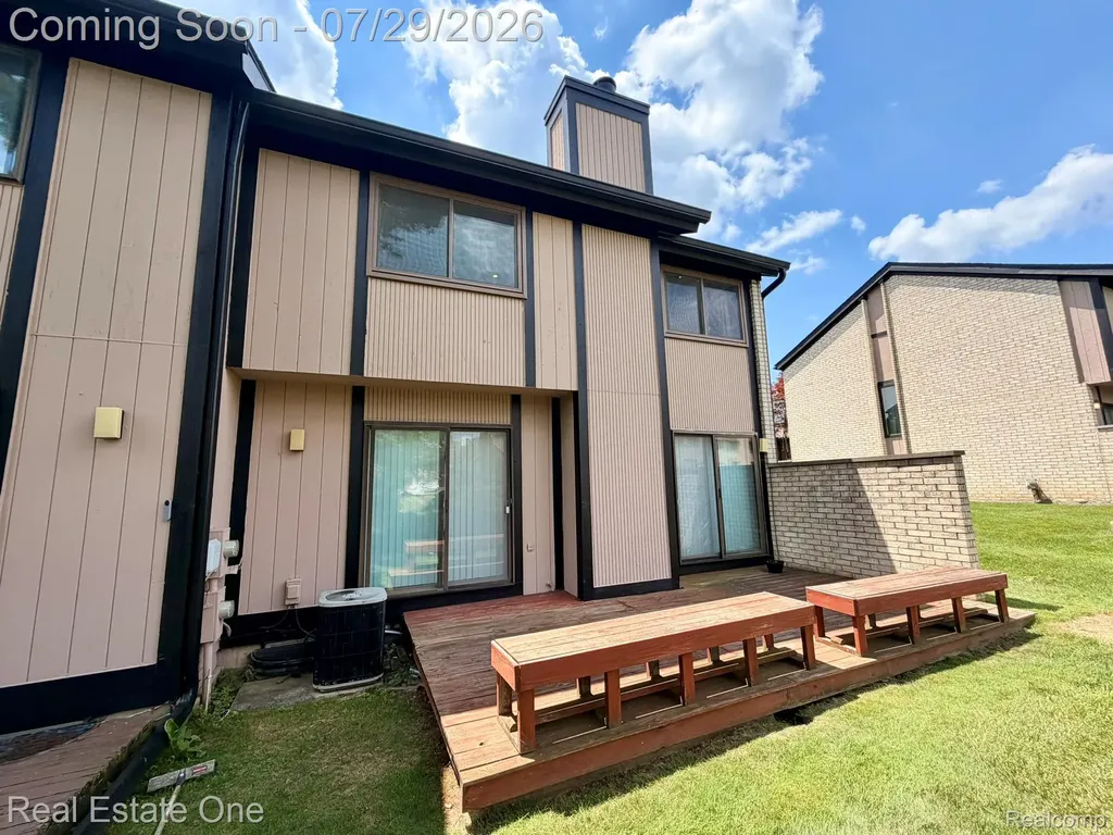 5112 Rock Run Street West Bloomfield Charter Township MI 48322