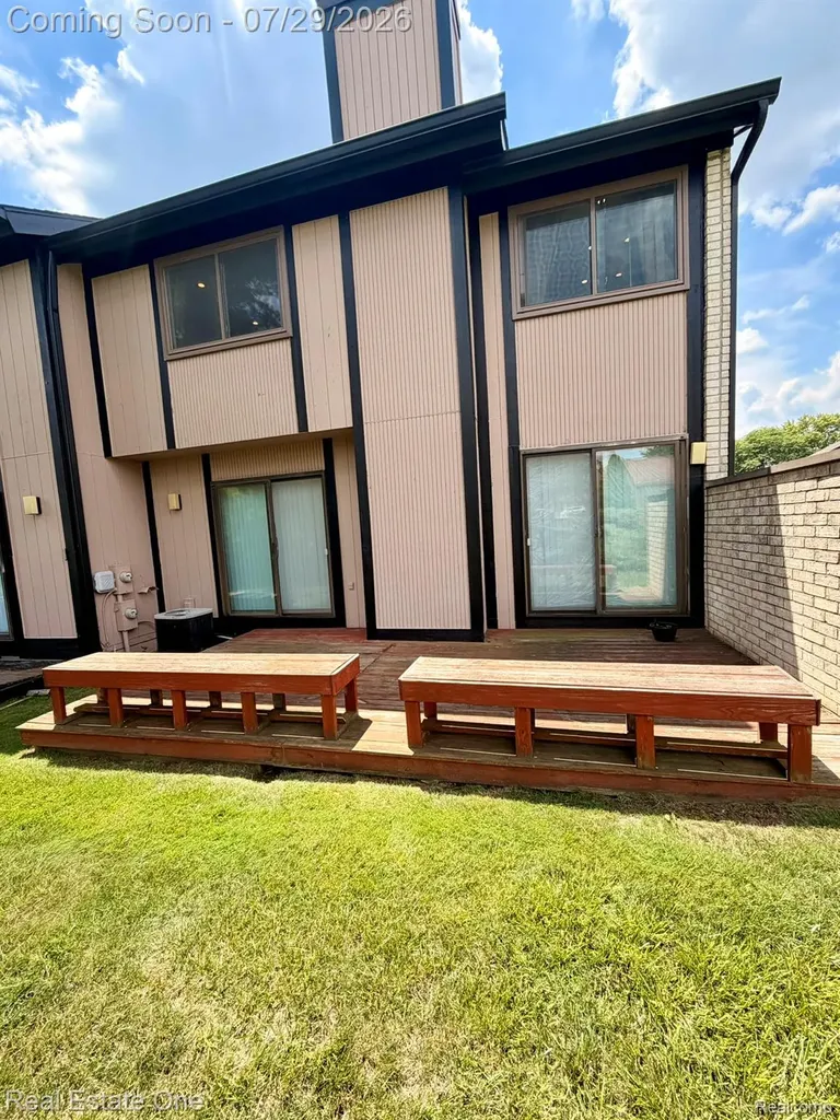 5112 Rock Run Street West Bloomfield Charter Township MI 48322