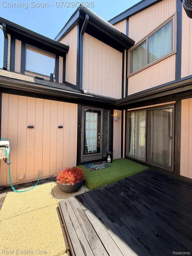5112 Rock Run Street West Bloomfield Charter Township MI 48322