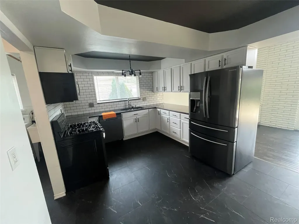13502 Moceri Circle Warren City MI 48088