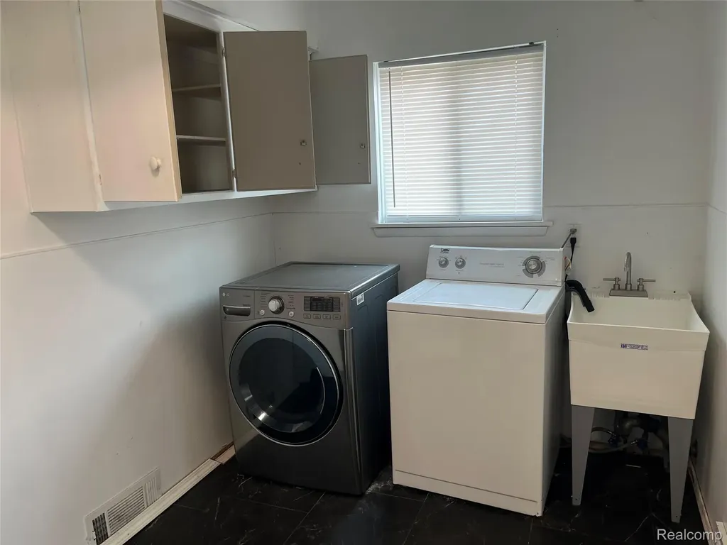 13502 Moceri Circle Warren City MI 48088