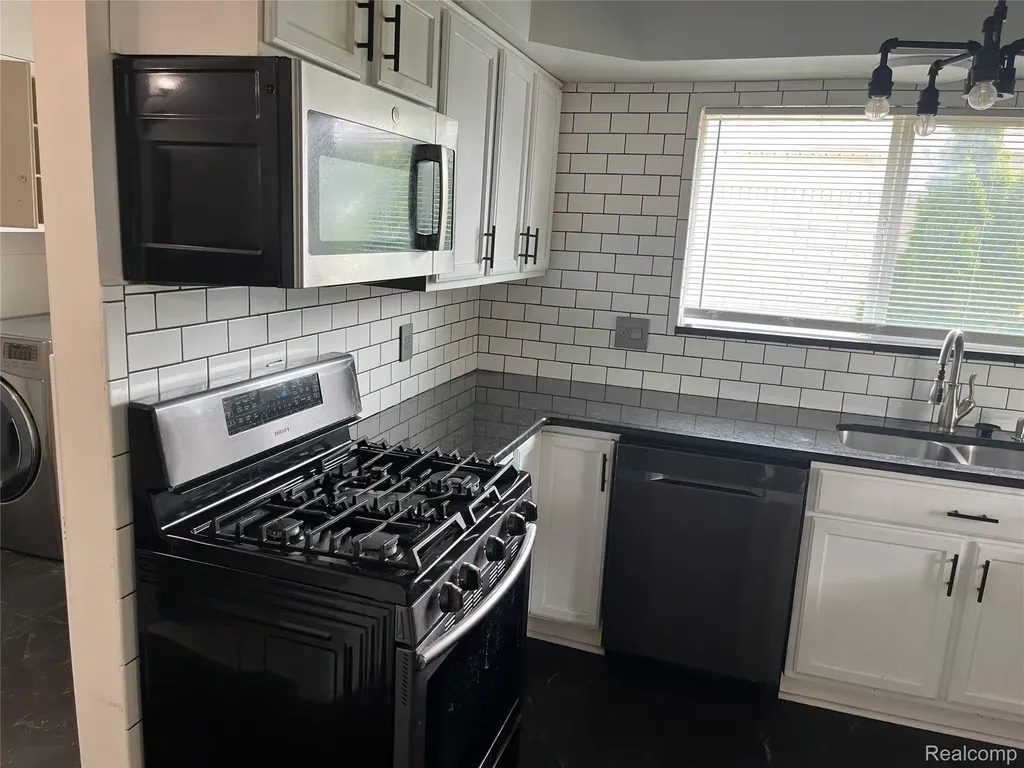 13502 Moceri Circle Warren City MI 48088