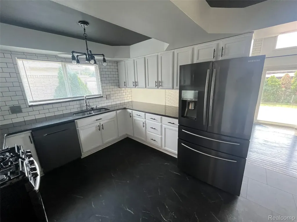 13502 Moceri Circle Warren City MI 48088