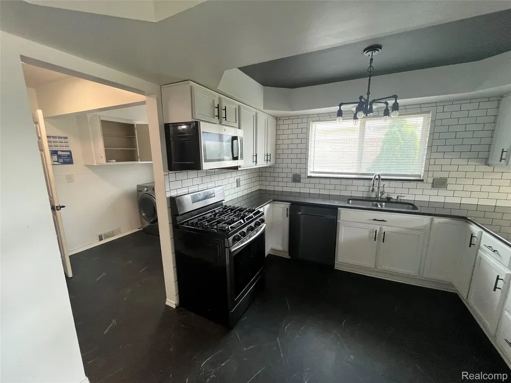 13502 Moceri Circle Warren City MI 48088