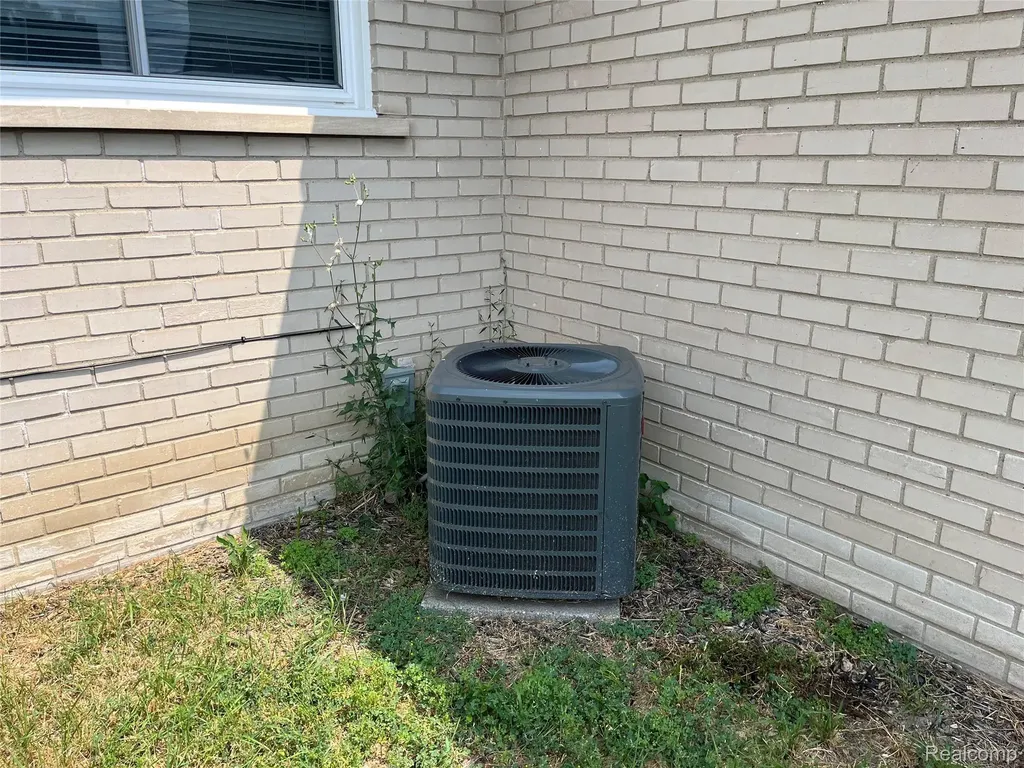 13502 Moceri Circle Warren City MI 48088