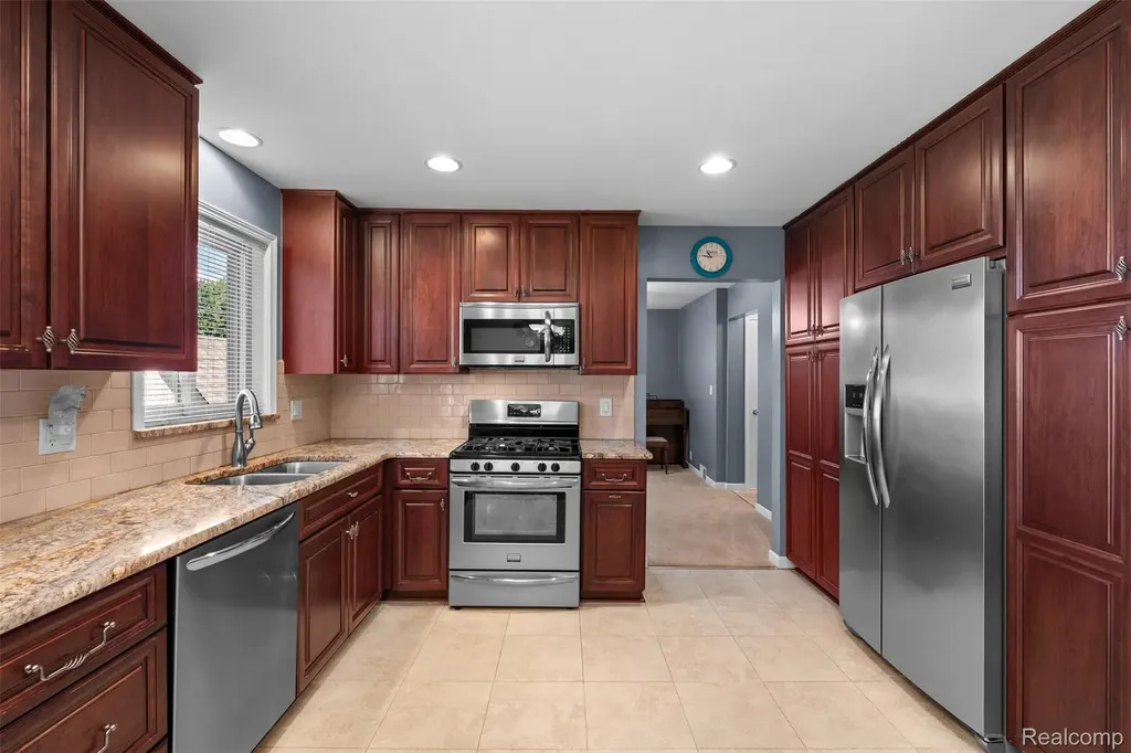 31717 Tecla Drive Warren City MI 48088