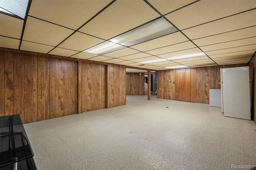 31717 Tecla Drive Warren City MI 48088