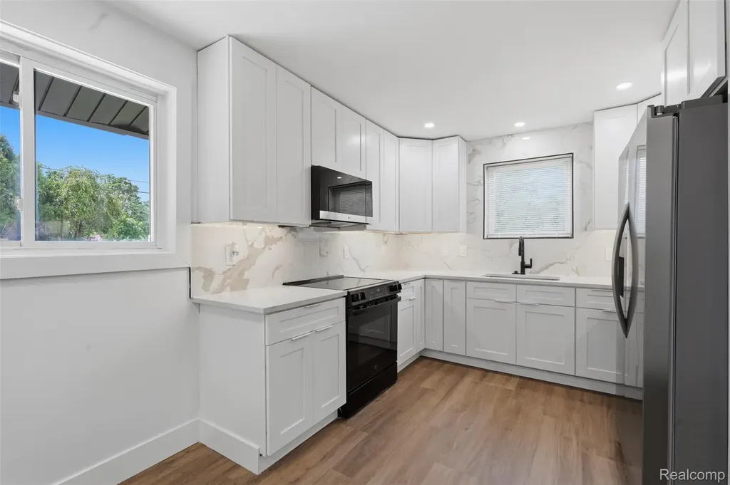 13741 Pearson Street Oak Park City MI 48237