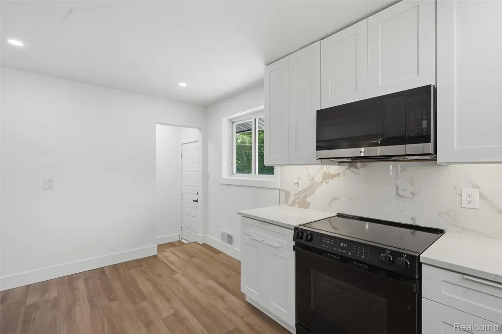 13741 Pearson Street Oak Park City MI 48237