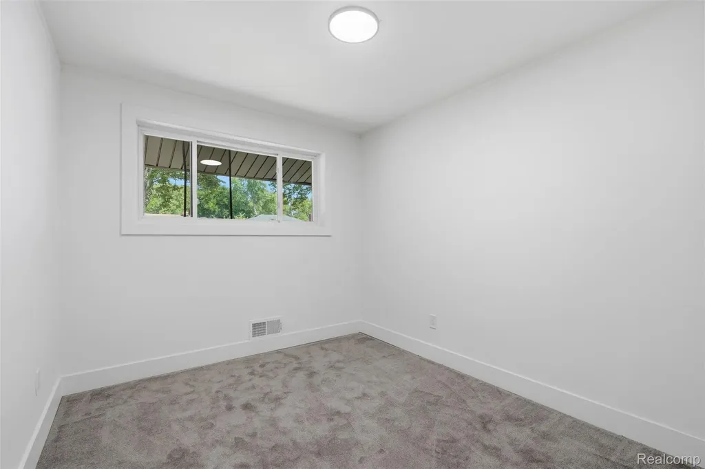 13741 Pearson Street Oak Park City MI 48237