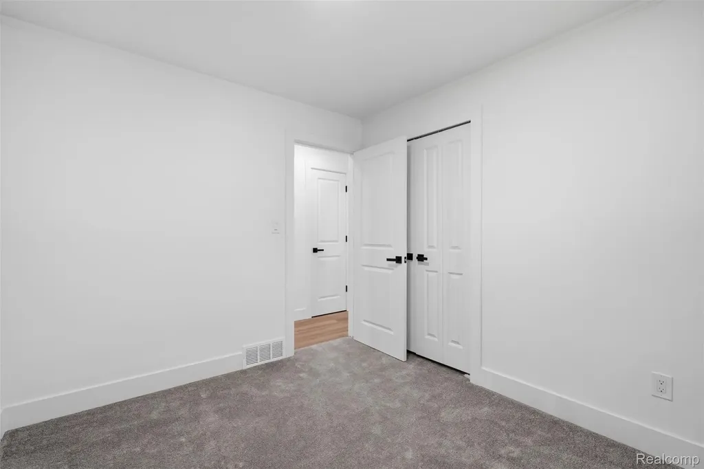 13741 Pearson Street Oak Park City MI 48237