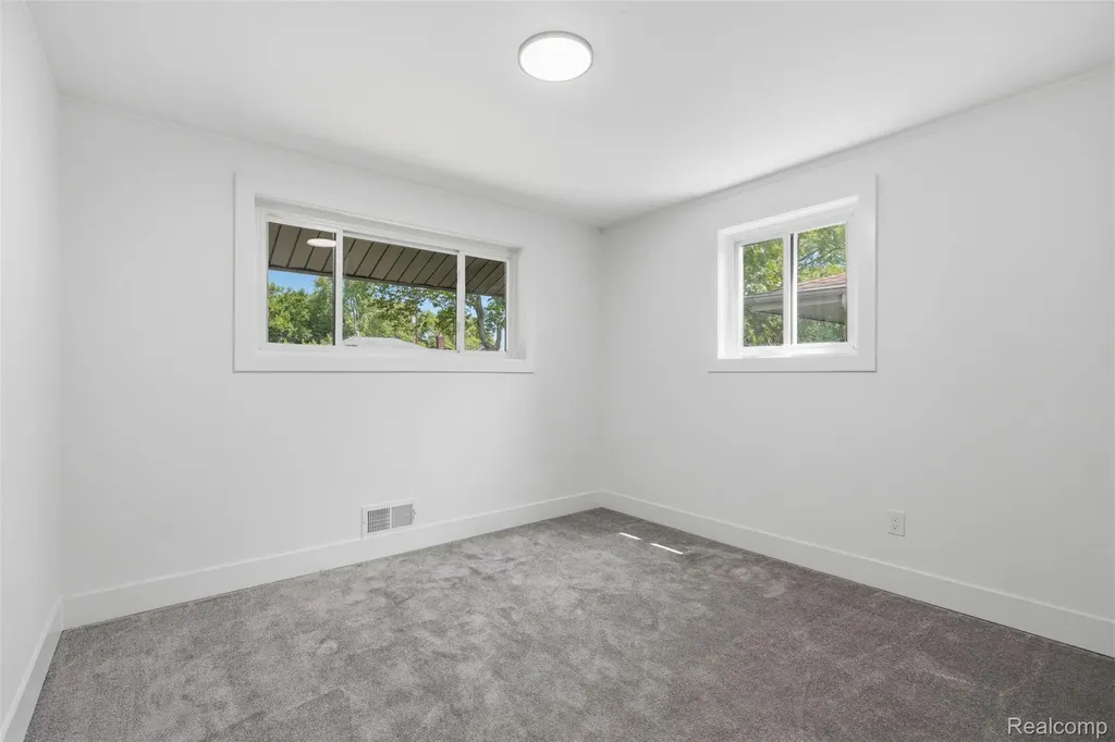 13741 Pearson Street Oak Park City MI 48237