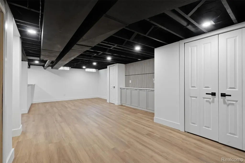 13741 Pearson Street Oak Park City MI 48237