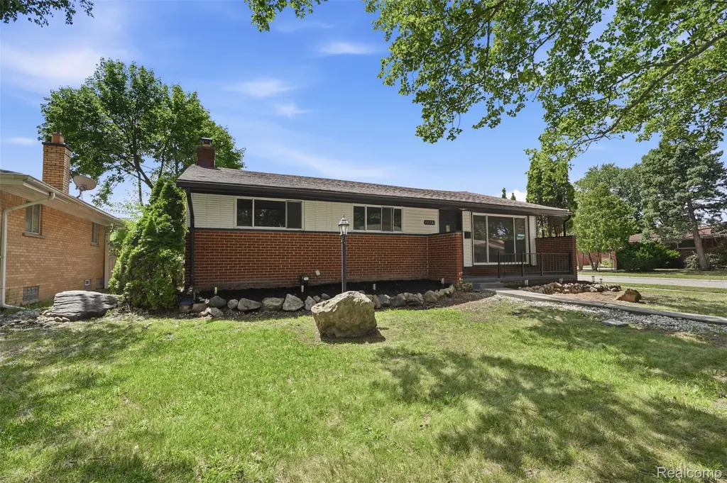 13741 Pearson Street Oak Park City MI 48237