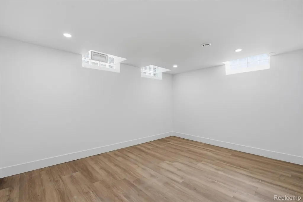 13741 Pearson Street Oak Park City MI 48237