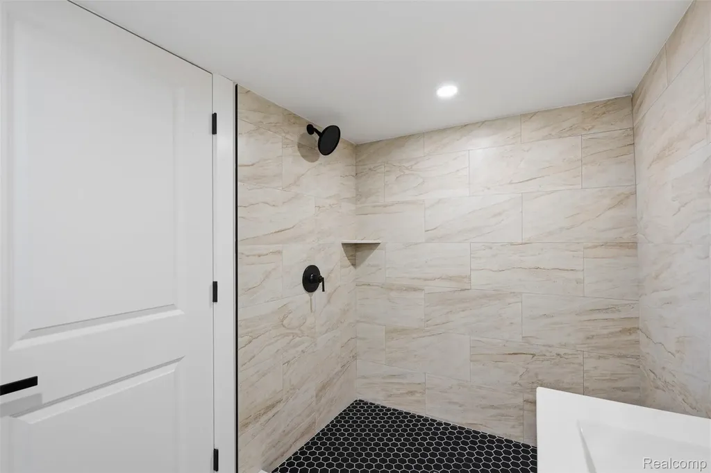 13741 Pearson Street Oak Park City MI 48237