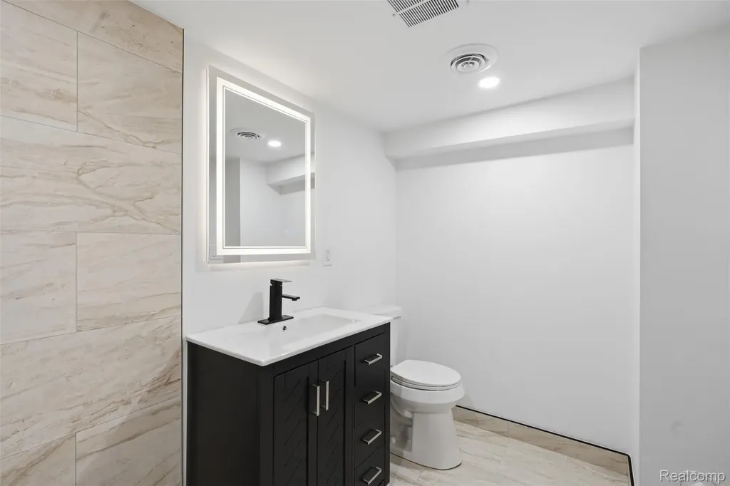 13741 Pearson Street Oak Park City MI 48237