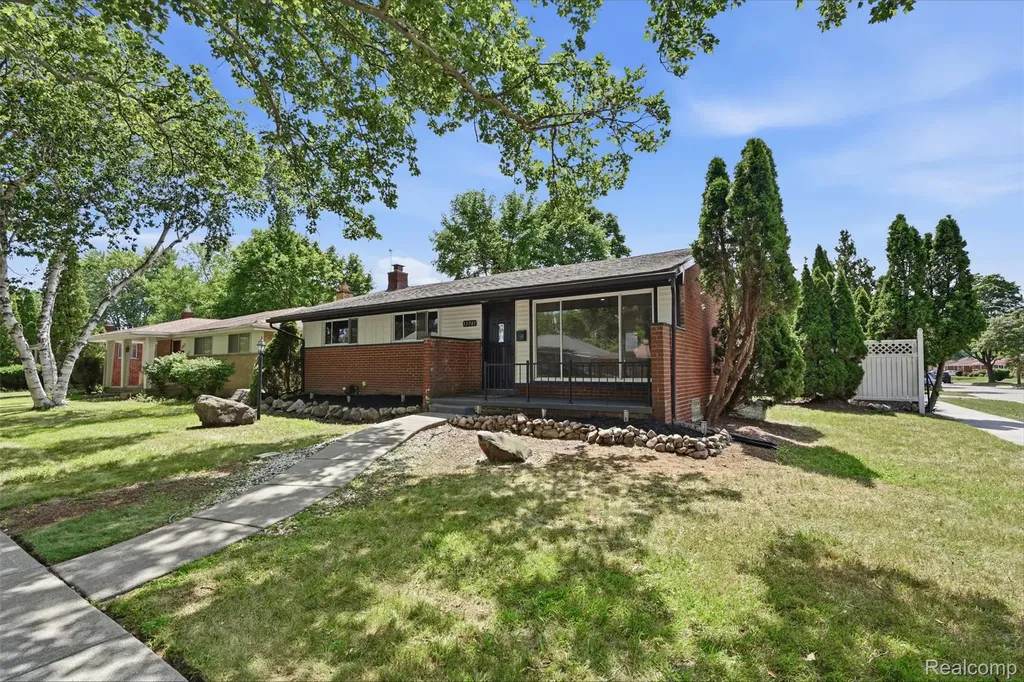 13741 Pearson Street Oak Park City MI 48237
