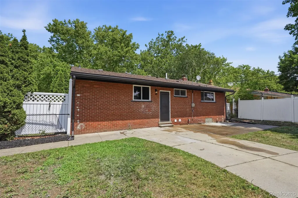 13741 Pearson Street Oak Park City MI 48237