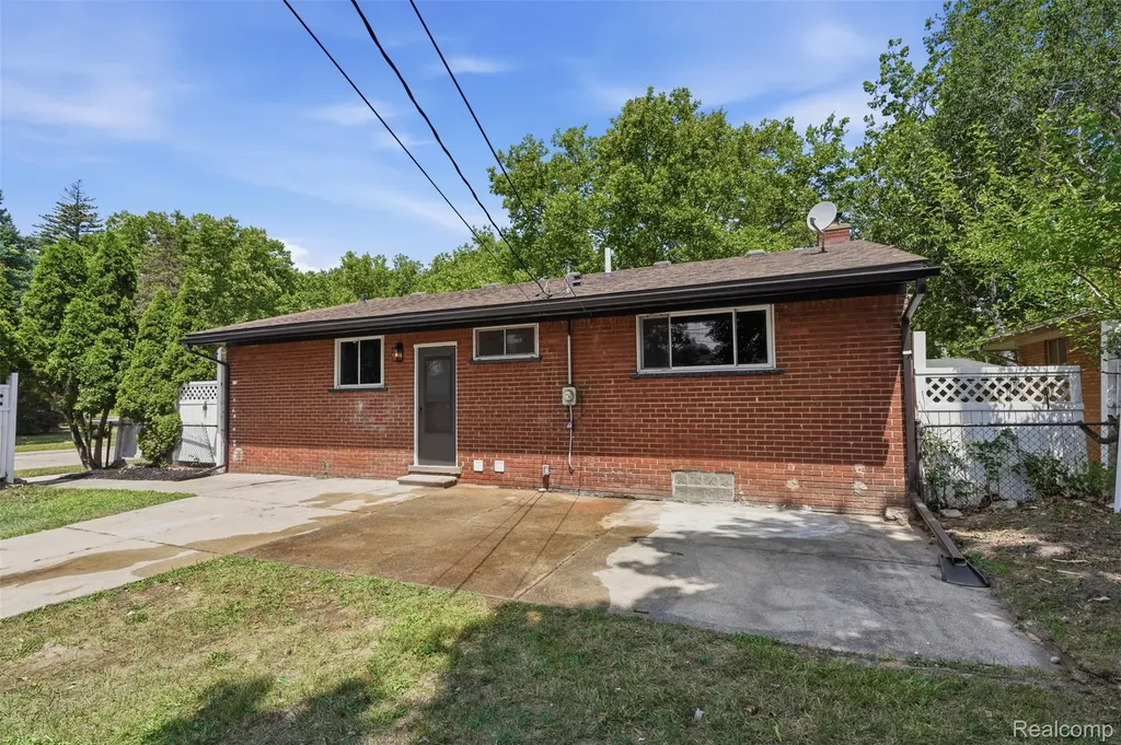 13741 Pearson Street Oak Park City MI 48237